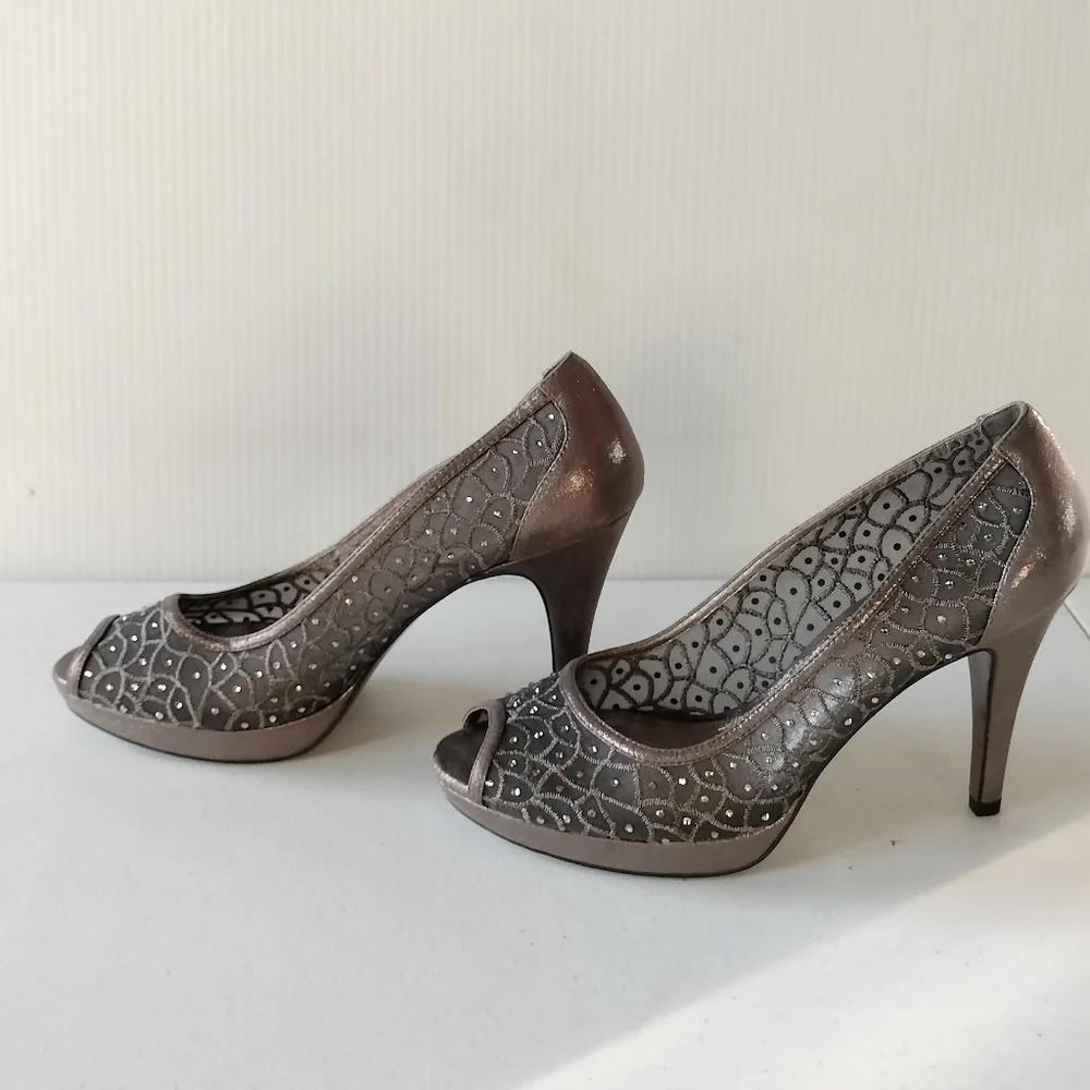 Adrianna Papell Foxy Silver Embellished Mesh Heels Pumps 8.5 Wedding Formal